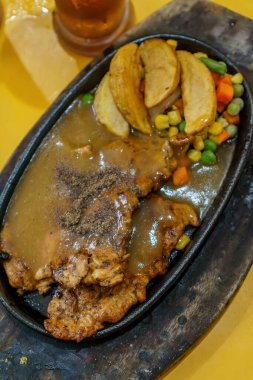 Ağız sulandırıcı kağıt tavuk, çıtır patates kızartması ve güzel kokulu bitkilerle birlikte. Mükemmel konfor yemeği.!