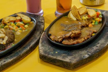 Ağız sulandırıcı kağıt tavuk, çıtır patates kızartması ve güzel kokulu bitkilerle birlikte. Mükemmel konfor yemeği.!