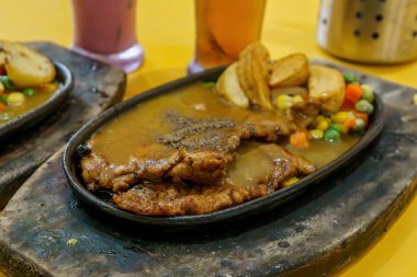 Ağız sulandırıcı kağıt tavuk, çıtır patates kızartması ve güzel kokulu bitkilerle birlikte. Mükemmel konfor yemeği.!