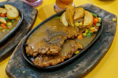 Ağız sulandırıcı kağıt tavuk, çıtır patates kızartması ve güzel kokulu bitkilerle birlikte. Mükemmel konfor yemeği.!