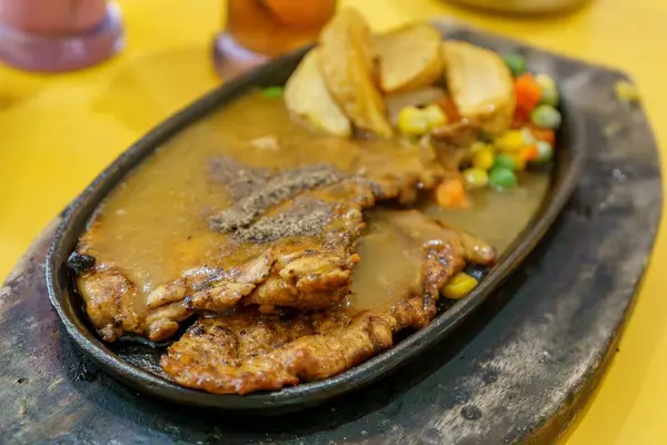 Ağız sulandırıcı kağıt tavuk, çıtır patates kızartması ve güzel kokulu bitkilerle birlikte. Mükemmel konfor yemeği.!