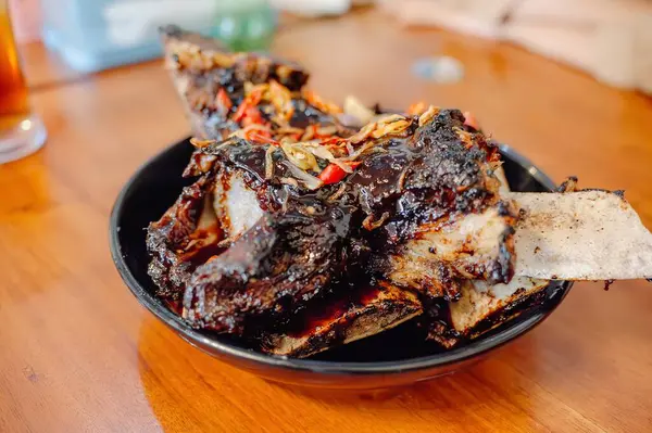 Endonezya mutfağının en iyi geleneği: leziz ızgara pirzola aromalı baharat karışımında marine edilmiş, acı biber soslu..