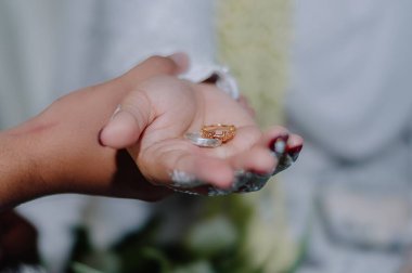 Gelinin avucundaki alyans makro ya da yakın plan fotoğraf tekniği kullanılarak çekilmiş.