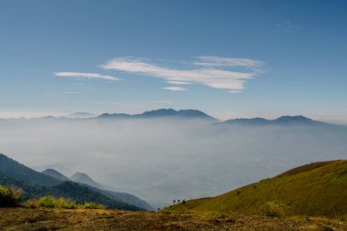 Bulutların ve dağların güzel ve şaşırtıcı manzarası Guntur, Endonezya