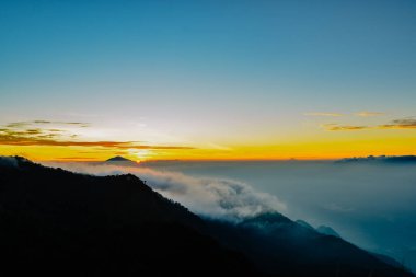 Endonezya 'nın Guntur Dağı' nın tepesinden çekilen bulutların ve dağların güzel ve şaşırtıcı manzarası.