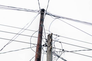 Elektrik iletimi için içinden bir sürü elektrik kablosu geçen beton elektrik direkleri.