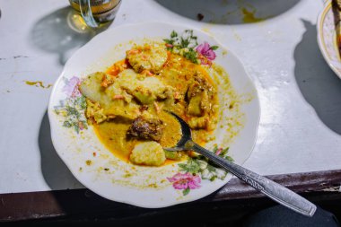 Soto Glebed, ketupat, özel soto sosu, kızartılmış soğan ve fasulye filizlerinden oluşan, Brebes bölgesinden tipik bir Endonezya yemeğidir..
