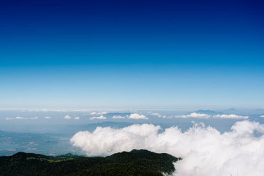 Endonezya 'nın Guntur Dağı' nın tepesinden çekilen bulutların ve dağların güzel ve şaşırtıcı manzarası.