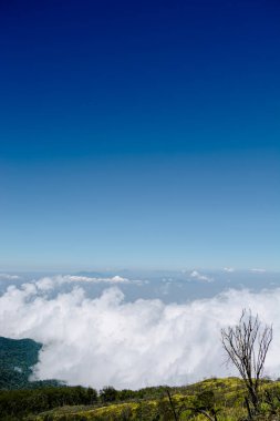 Endonezya 'nın Guntur Dağı' nın tepesinden çekilen bulutların ve dağların güzel ve şaşırtıcı manzarası.