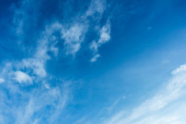 Yumuşak beyaz bulutlarla dolu berrak mavi bir gökyüzünün huzur ve sükuneti çağrıştıran huzurlu bir görüntüsü. Arka planlar, duvar kağıtları ve doğal güzelliğe ihtiyaç duyan projeler için mükemmel..