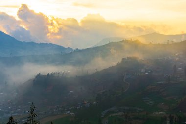 Güneşin bulutların ardında battığı bu nefes kesen görüntüyle altın saatin sihrini hissedin. Doğa, manzara ve ilham verici projeler için mükemmel..