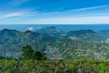 Bu çarpıcı manzara fotoğrafında Dieng Platosu 'nun nefes kesici güzelliği. Seyahat, doğa ve manzaralı arka plan projeleri için ideal.