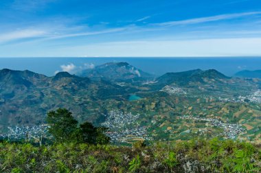 Bu çarpıcı manzara fotoğrafında Dieng Platosu 'nun nefes kesici güzelliği. Seyahat, doğa ve manzaralı arka plan projeleri için ideal.