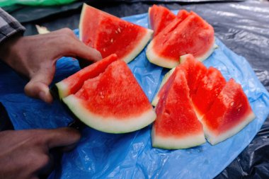 Bu canlı dilimlenmiş karpuz karpuzuyla bir dağ pikniğinin ferahlatıcı havasını yakalayın..