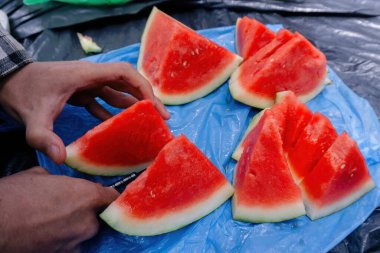 Bu canlı dilimlenmiş karpuz karpuzuyla bir dağ pikniğinin ferahlatıcı havasını yakalayın..