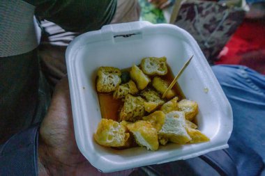 Cirebon 'dan imzalı bir sokak yemeği olan Tahu Gejrot' un bu ağız sulandırıcı iğnesiyle Endonezya 'nın canlı tadını yakalayın. Tatlı ve baharatlı sosta kızartılmış tofu, bu yemek duyular için bir ziyafet..