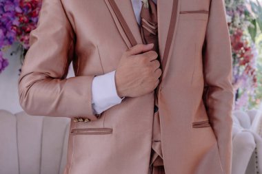 Saf erkekliğin özünü, damadın ceketini zarifçe ayarlayan elinin görüntüsüyle yakalayın..