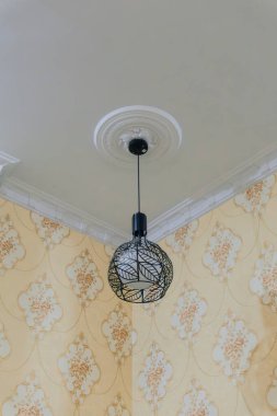 Samimi zarafetin özünü, eşsiz yaprak şekilli avizenin çarpıcı görüntüsüyle yakala..