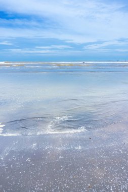 Jodo Sahili, Batang, Central Java, Endonezya 'da dramatik bir gökyüzü. Mavi deniz dalgaları, beyaz bulutlar. Çarpıcı bir deniz manzarası