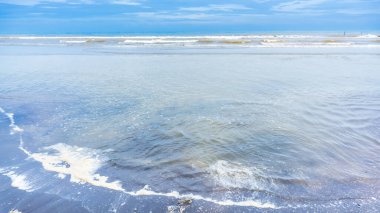 Jodo Sahili, Batang, Central Java, Endonezya 'da dramatik bir gökyüzü. Mavi deniz dalgaları, beyaz bulutlar. Çarpıcı bir deniz manzarası