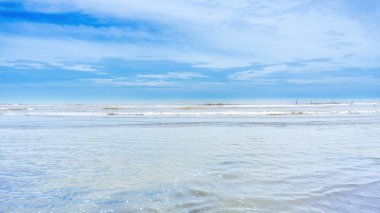 Jodo Sahili, Batang, Central Java, Endonezya 'da dramatik bir gökyüzü. Mavi deniz dalgaları, beyaz bulutlar. Çarpıcı bir deniz manzarası