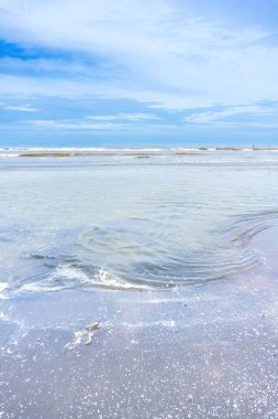 Jodo Sahili, Batang, Central Java, Endonezya 'da dramatik bir gökyüzü. Mavi deniz dalgaları, beyaz bulutlar. Çarpıcı bir deniz manzarası