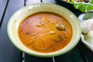 Lezzetli Endonezya usulü köri soslu, taze tavuklu ve taze sebzeli tavuk. Sıcak bir yemek için mükemmel bir yemek.