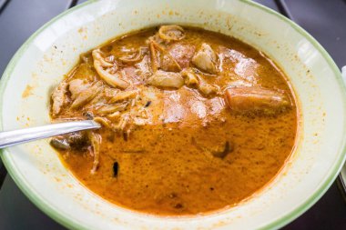 Lezzetli Endonezya usulü köri soslu, taze tavuklu ve taze sebzeli tavuk. Sıcak bir yemek için mükemmel bir yemek.