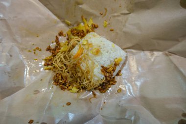 Endonezyalı Nasi Rammes: Lezzetli bir karışık pirinç, tavuk, yumurta, tempeh, sebze ve sambal karışımı. Canlı, ağız sulandıran bir yemek.!