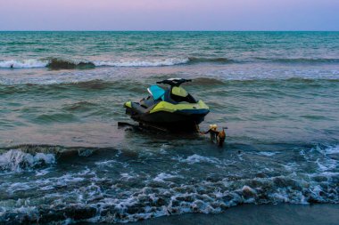 Kumlu sahilde dengeli bir jet ski ile deniz kenarındaki maceranın heyecanını yaşayın. Hız, özgürlük ve tropikal kaçışlar için mükemmel.