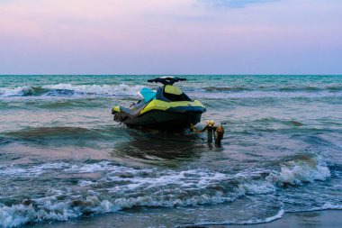 Kumlu sahilde dengeli bir jet ski ile deniz kenarındaki maceranın heyecanını yaşayın. Hız, özgürlük ve tropikal kaçışlar için mükemmel.