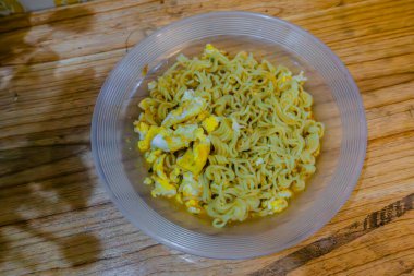 Bu iştah açıcı hazır erişteyle klasik plastik bir tabakta servis edilen mükemmel pişirilmiş omlet ile rahata kavuşmanın sadeliğini yaşayın..