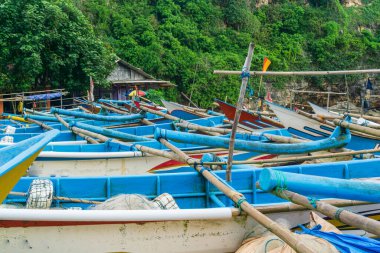 Sahil sabahının dingin güzelliğini yakalayın. Sahilde dizilmiş balıkçı teknelerinin çarpıcı görüntüsüyle..
