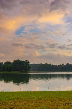 Soluk kesici dramatik bulut manzarasına tanık olun. Gökyüzünü el değmemiş, aynaya benzeyen bir gölün üzerine boyuyor..