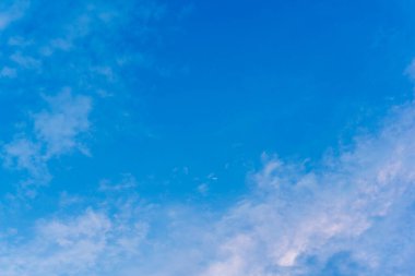 Güneşli bir günde kabarık beyaz bulutlu parlak mavi bir gökyüzü. Geçmişi, hava koşulları, özgürlük ve sükunet hissi için mükemmel.