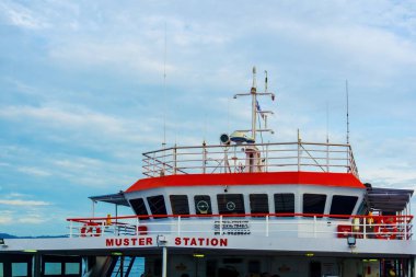 Bali Boğazı 'ndaki feribot toplama istasyonu can yelekleriyle çok önemli bir güvenlik noktasıdır. Seyahat, denizcilik ve güvenlik kavramı