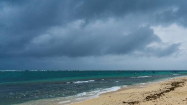 Pandawa Sahili 'nin büyüleyici bir görüntüsü, Bali, egzotik beyaz kumları ve çarpıcı turkuaz okyanusuyla