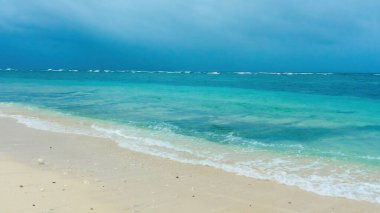 Pandawa Sahili 'nin büyüleyici bir görüntüsü, Bali, egzotik beyaz kumları ve çarpıcı turkuaz okyanusuyla