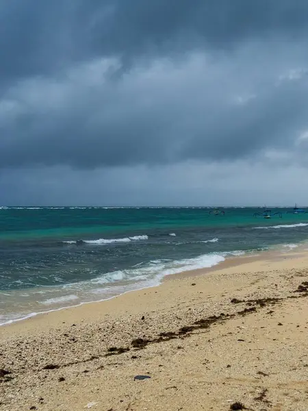 Pandawa Sahili 'nin büyüleyici bir görüntüsü, Bali, egzotik beyaz kumları ve çarpıcı turkuaz okyanusuyla