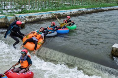 Bir grup arkadaş, akıntıya kapılıp heyecan verici bir nehir borusu macerasında güçlü akıntılara doğru yol alır.