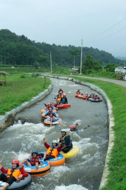 Bir grup arkadaş, akıntıya kapılıp heyecan verici bir nehir borusu macerasında güçlü akıntılara doğru yol alır.