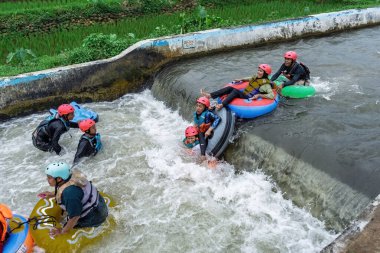Bir grup arkadaş, akıntıya kapılıp heyecan verici bir nehir borusu macerasında güçlü akıntılara doğru yol alır.
