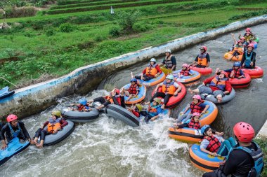 Bir grup arkadaş, akıntıya kapılıp heyecan verici bir nehir borusu macerasında güçlü akıntılara doğru yol alır.