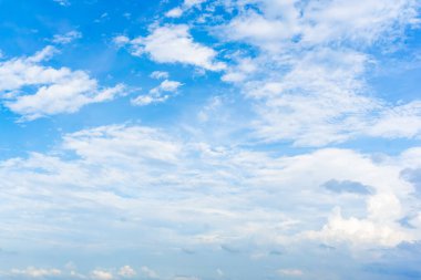 Pofuduk beyaz bulutlu parlak mavi gökyüzü, doğal bulutlu arka plan doğa, hava durumu ve soyut tasarım kavramları için mükemmel