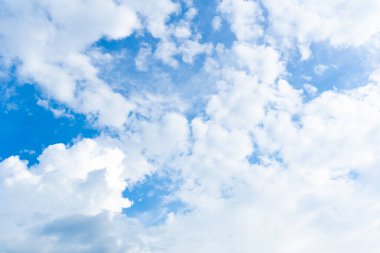 Pofuduk beyaz bulutlu parlak mavi gökyüzü, doğal bulutlu arka plan doğa, hava durumu ve soyut tasarım kavramları için mükemmel