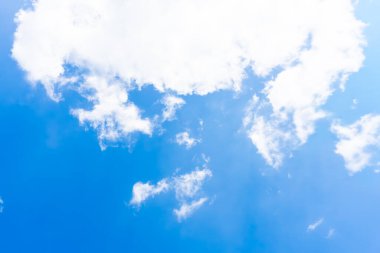 Pofuduk beyaz bulutlu parlak mavi gökyüzü, doğal bulutlu arka plan doğa, hava durumu ve soyut tasarım kavramları için mükemmel