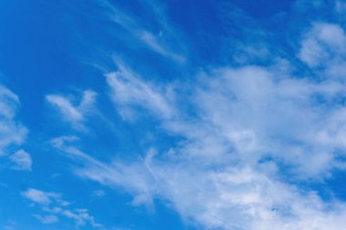 Parlak gökyüzü kabarık bulutlarla karşılaşır. Huzur ve sükunet uyandırmak için mükemmel, doğanın güzelliğinin sakin bir manzarası.