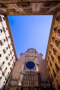 Barselona, Katalonya 'daki Montserrat Dağı Katedrali' nin girişinde bulutsuz mavi yaz gökyüzü