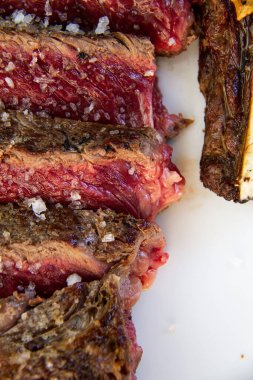 Kaba tuzlu ızgara kaburga.