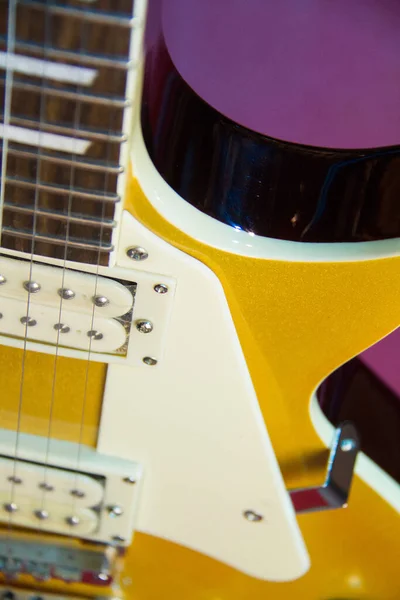 Guitarra Eléctrica Superior Oro Sólido Estilo Les Paul Con Pastillas — Foto de Stock